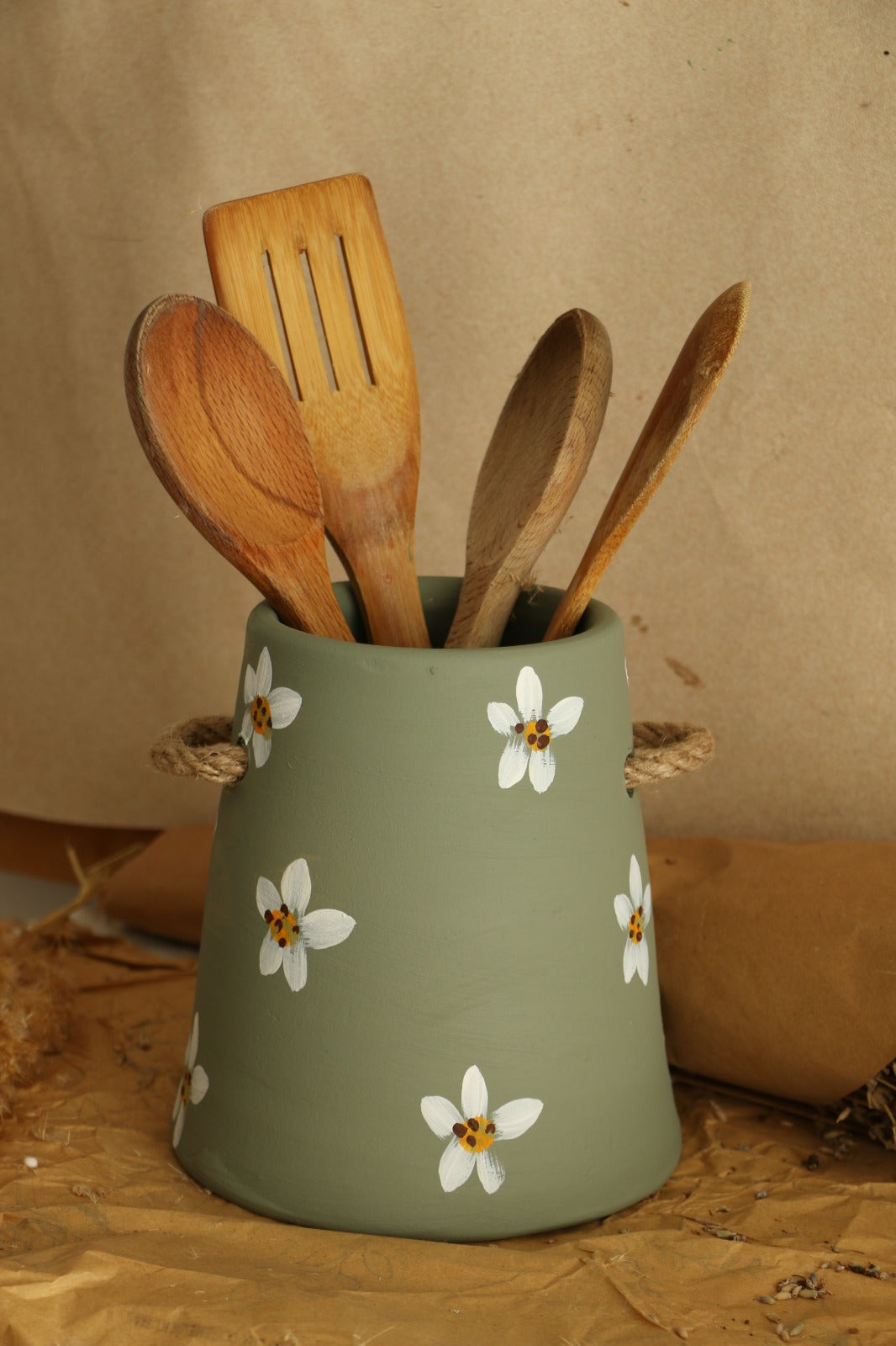 Büyük Boy Hasır Kulp Detaylı Papatyalı El Yapımı Dekoratif Vazo & Kaşıklık