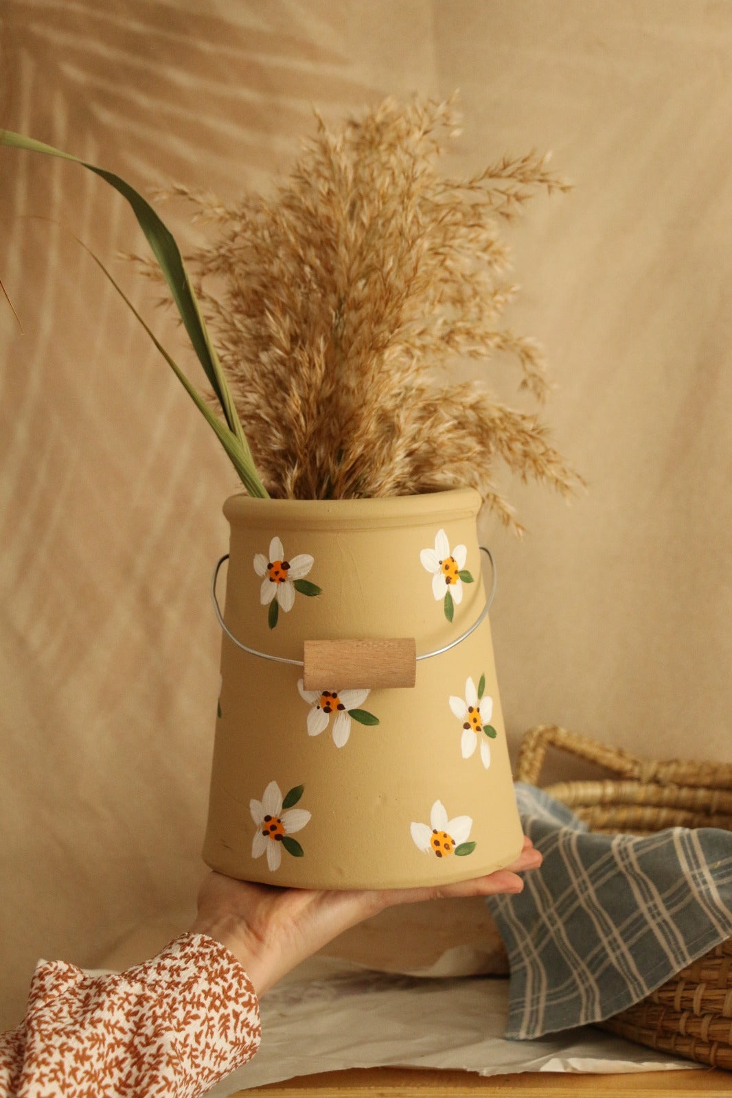 Papatya Desenli Çelik Askı Detaylı Vintage Taşra Stil Büyük Boy Dekoratif Kaşıklık & Vazo