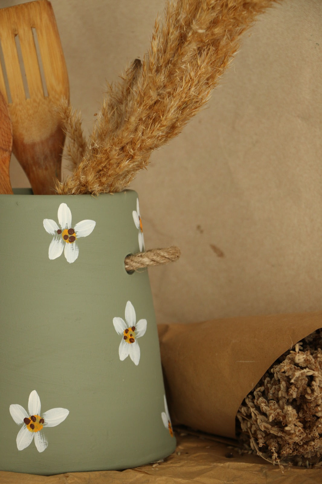 Büyük Boy Hasır Kulp Detaylı Papatyalı El Yapımı Dekoratif Vazo & Kaşıklık