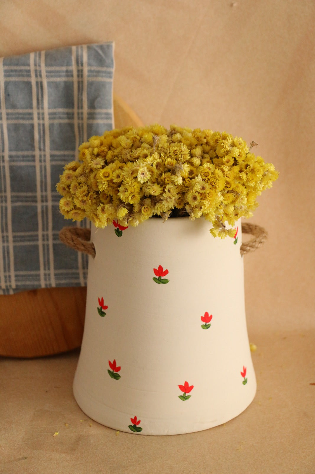 Büyük Boy Hasır Kulp Detaylı Çiçekli El Yapımı Dekoratif Vazo & Kaşıklık