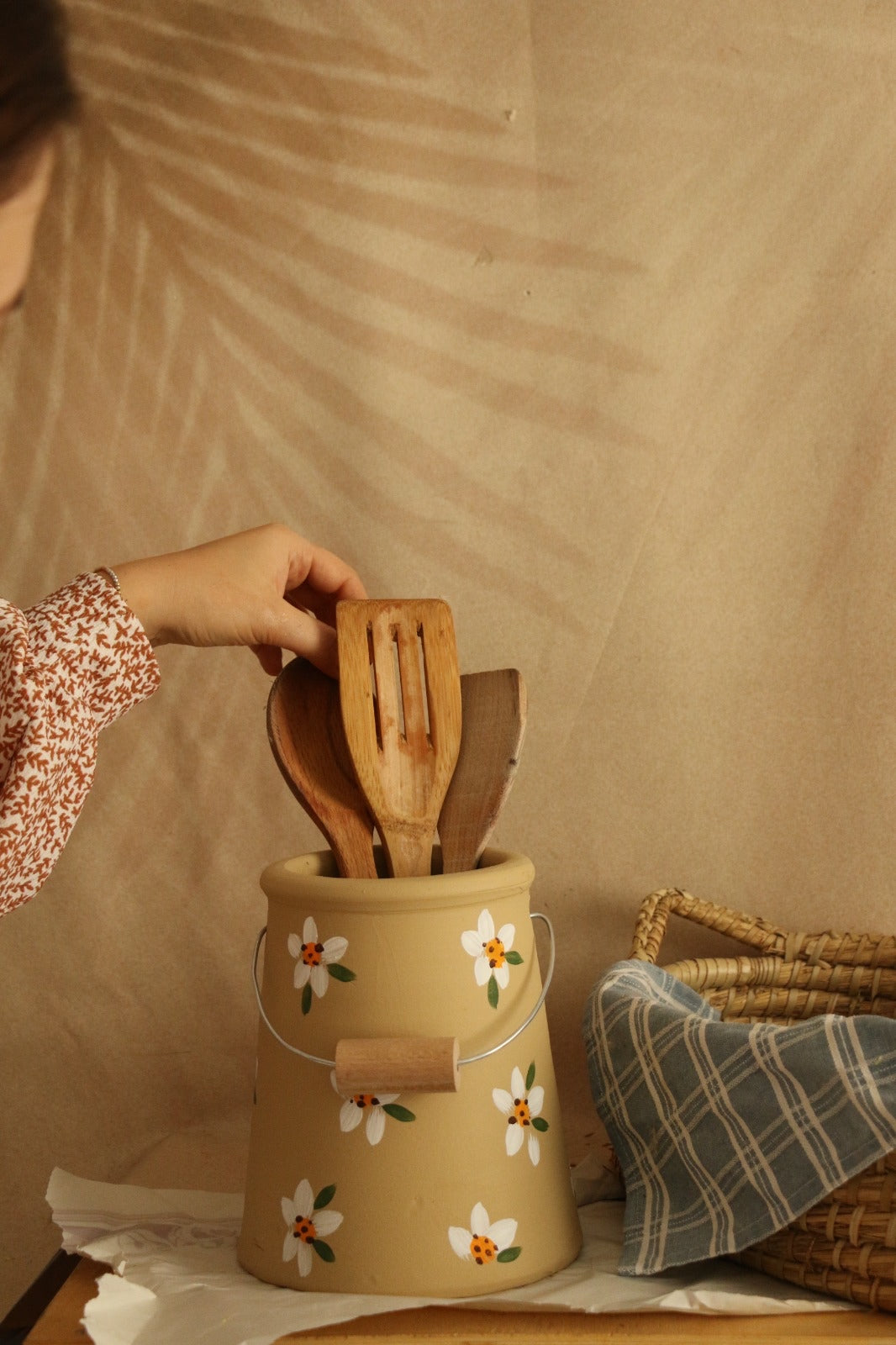 Papatya Desenli Çelik Askı Detaylı Vintage Taşra Stil Büyük Boy Dekoratif Kaşıklık & Vazo