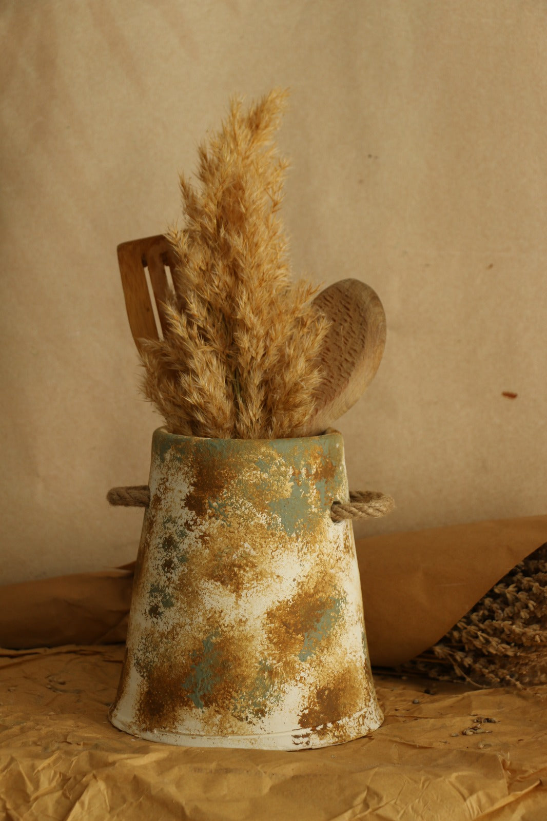 Eskitme Büyük Boy Hasır Kulp Detaylı Kahve Çizgili El Yapımı Dekoratif Vazo & Kaşıklık