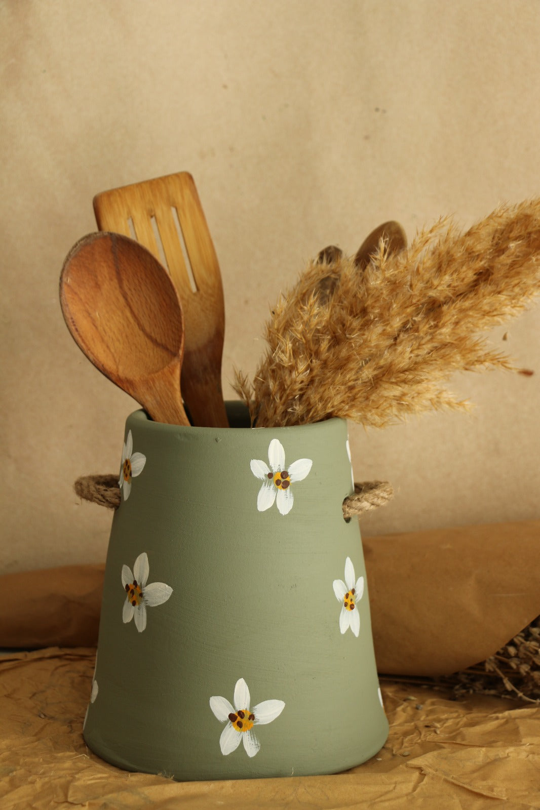 Büyük Boy Hasır Kulp Detaylı Papatyalı El Yapımı Dekoratif Vazo & Kaşıklık