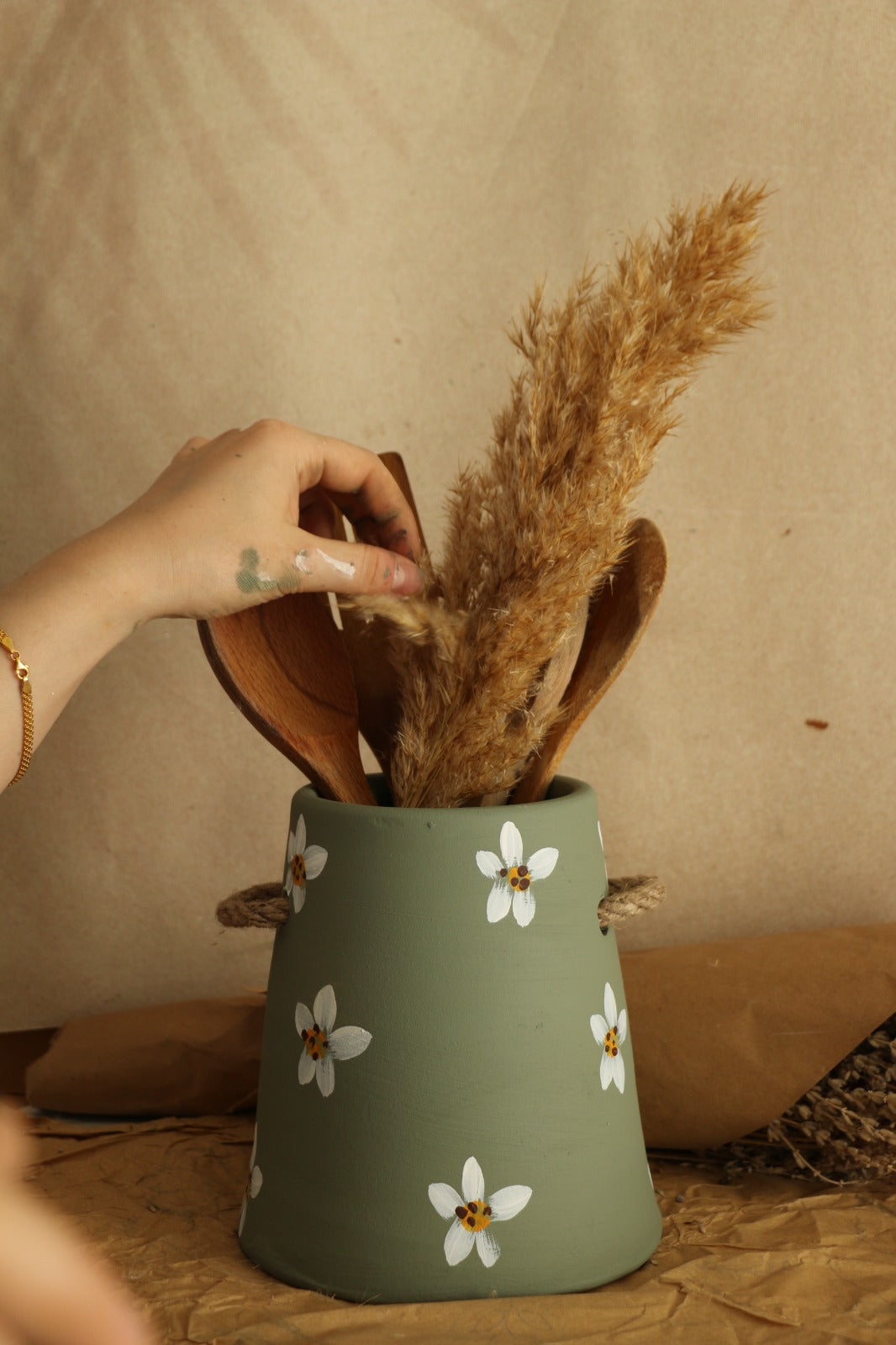 Büyük Boy Hasır Kulp Detaylı Papatyalı El Yapımı Dekoratif Vazo & Kaşıklık