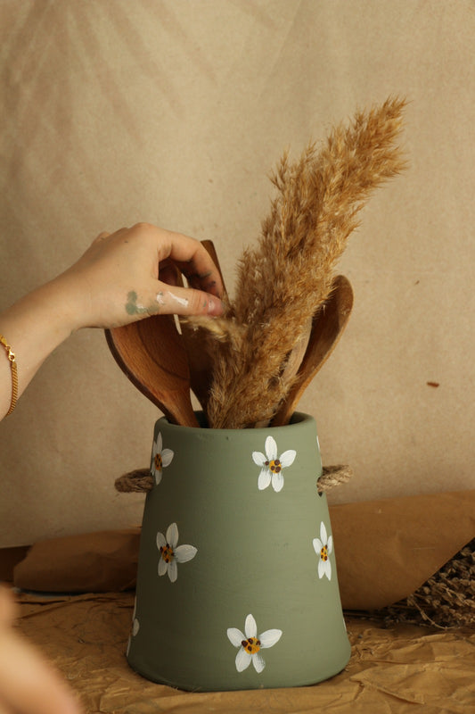 Büyük Boy Hasır Kulp Detaylı Papatyalı El Yapımı Dekoratif Vazo & Kaşıklık