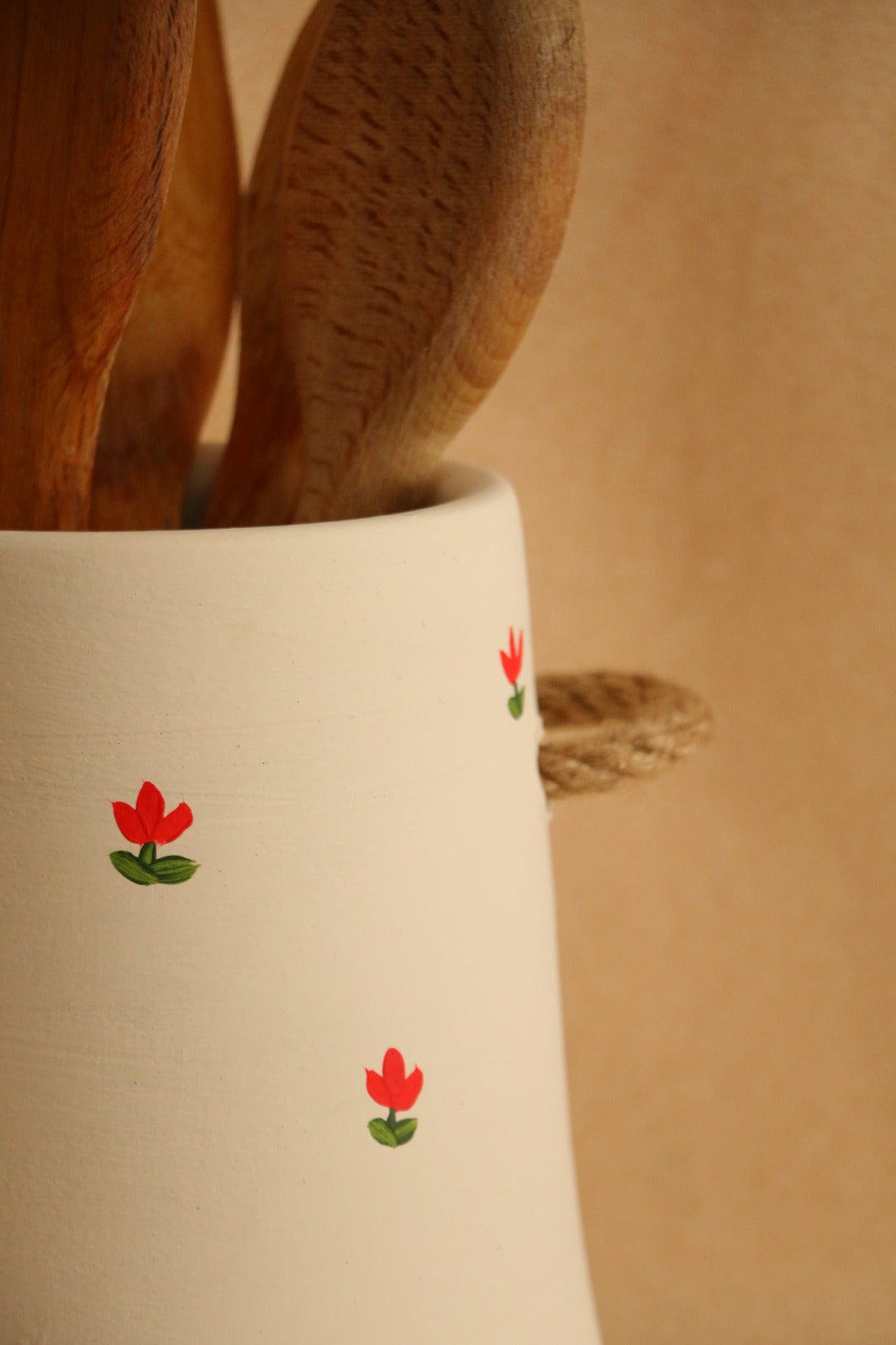 Büyük Boy Hasır Kulp Detaylı Çiçekli El Yapımı Dekoratif Vazo & Kaşıklık