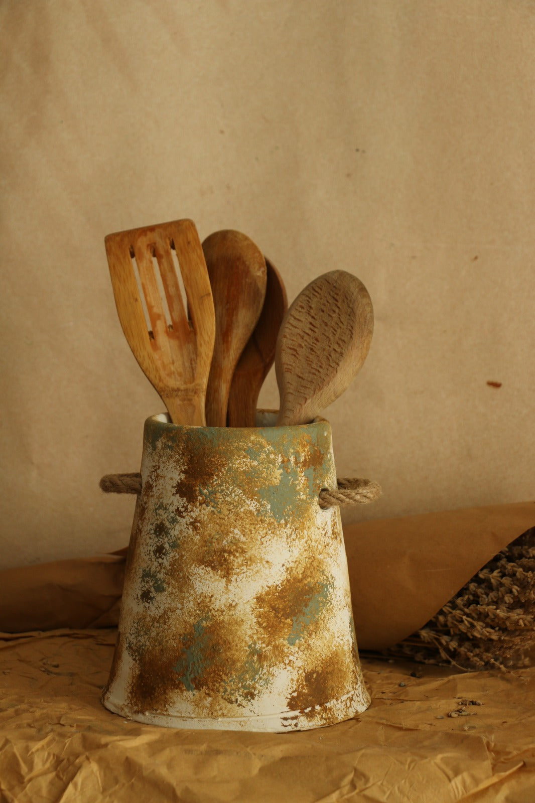 Eskitme Büyük Boy Hasır Kulp Detaylı Kahve Çizgili El Yapımı Dekoratif Vazo & Kaşıklık