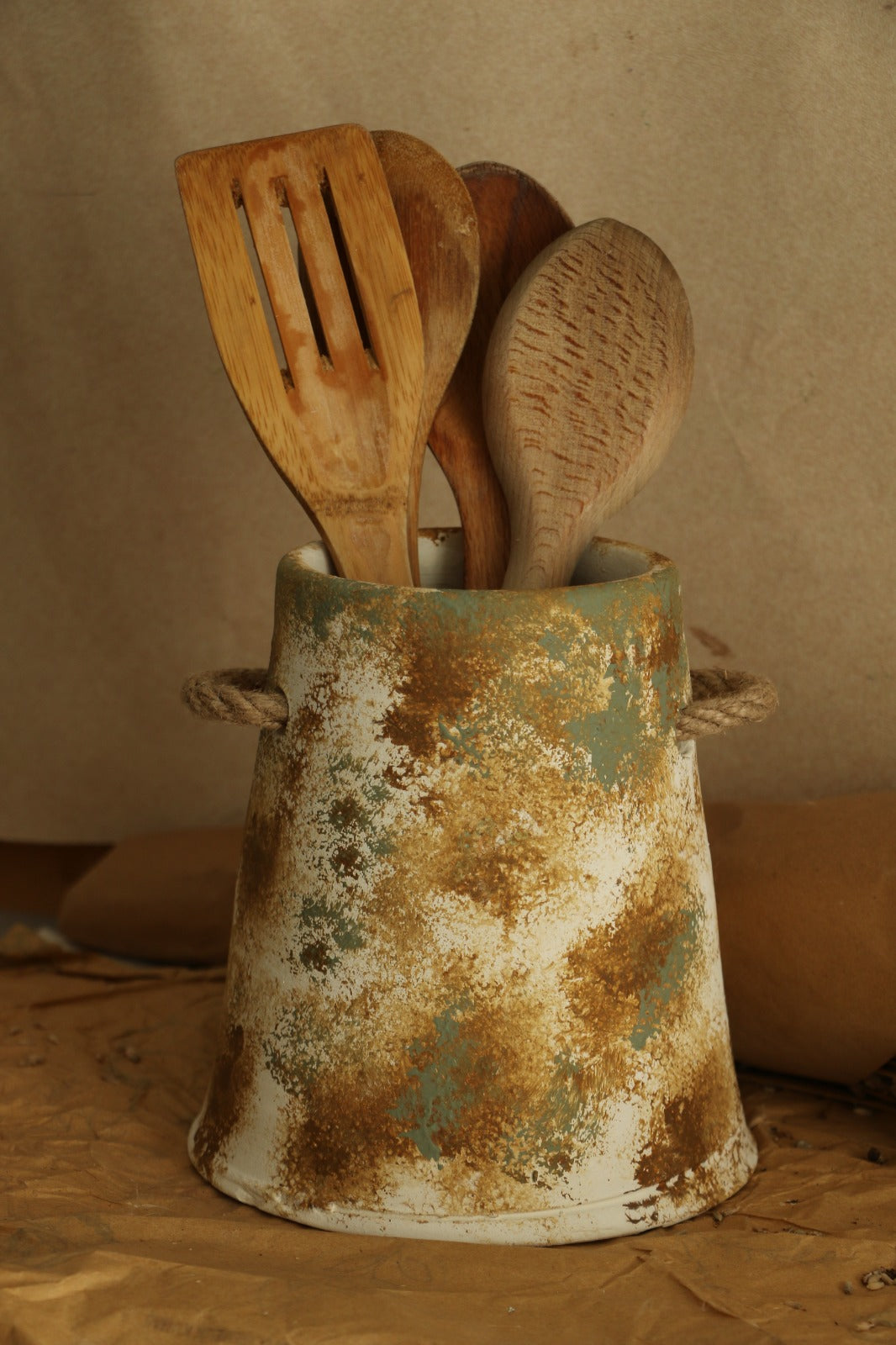 Eskitme Büyük Boy Hasır Kulp Detaylı El Yapımı Dekoratif Vazo & Kaşıklık