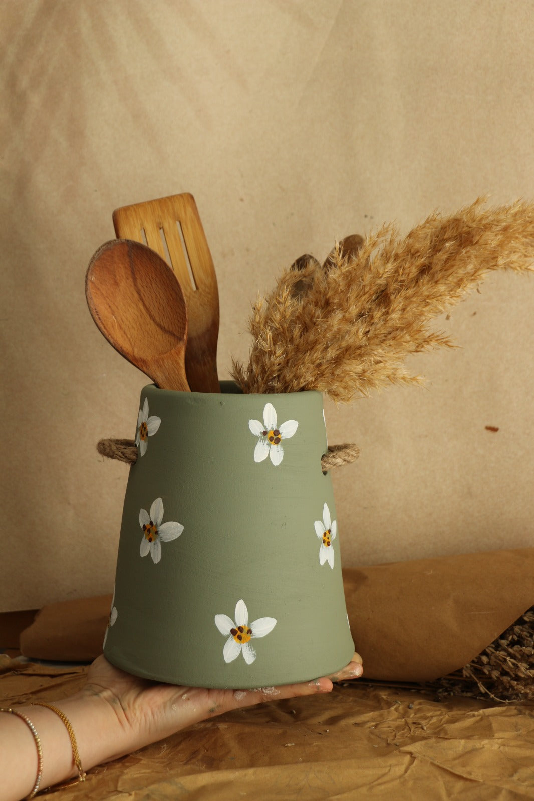 Büyük Boy Hasır Kulp Detaylı Papatyalı El Yapımı Dekoratif Vazo & Kaşıklık