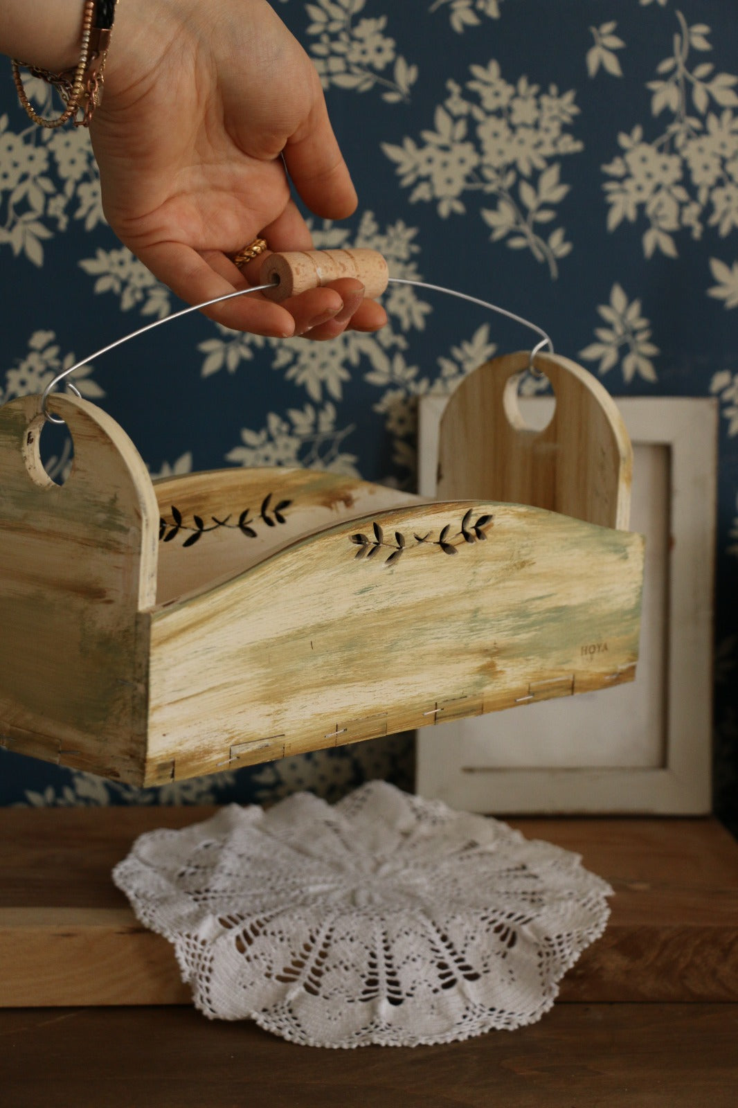 Vintage Dekoratif Ahşap Kutu -Çelik Askılı Oyma Desenli Ahşap Organizer