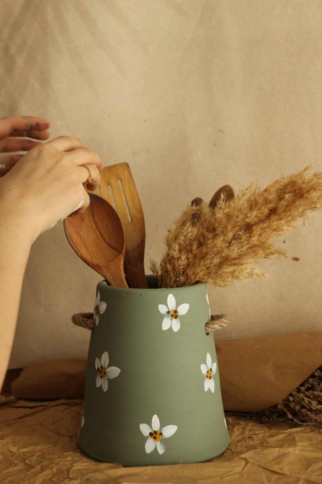 Büyük Boy Hasır Kulp Detaylı Papatyalı El Yapımı Dekoratif Vazo & Kaşıklık