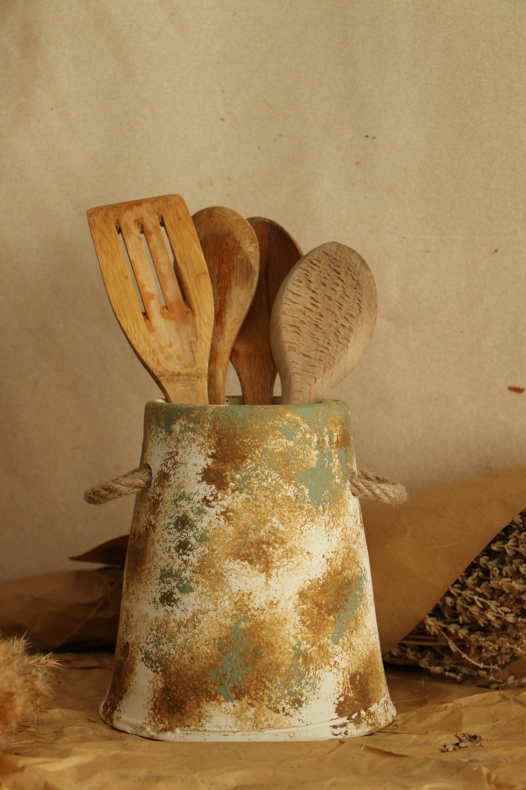 Eskitme Büyük Boy Hasır Kulp Detaylı Kahve Çizgili El Yapımı Dekoratif Vazo & Kaşıklık