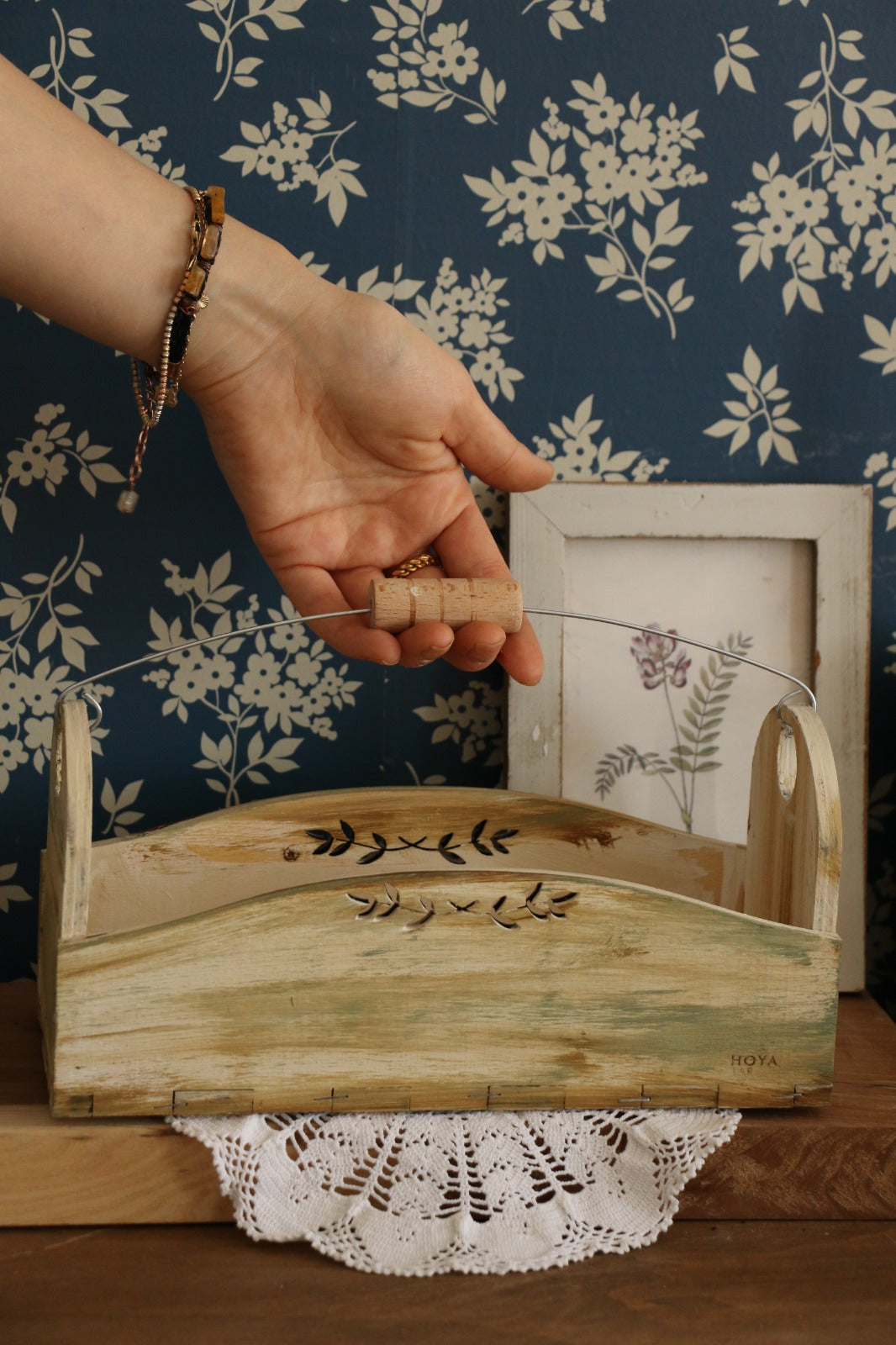 Vintage Dekoratif Ahşap Kutu -Çelik Askılı Oyma Desenli Ahşap Organizer