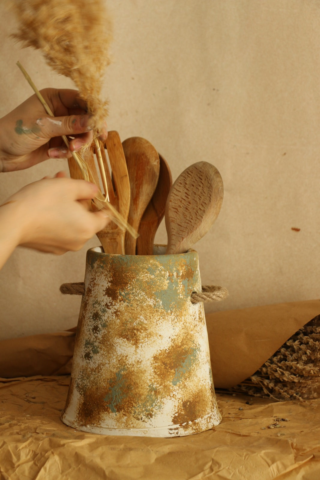 Eskitme Büyük Boy Hasır Kulp Detaylı Kahve Çizgili El Yapımı Dekoratif Vazo & Kaşıklık