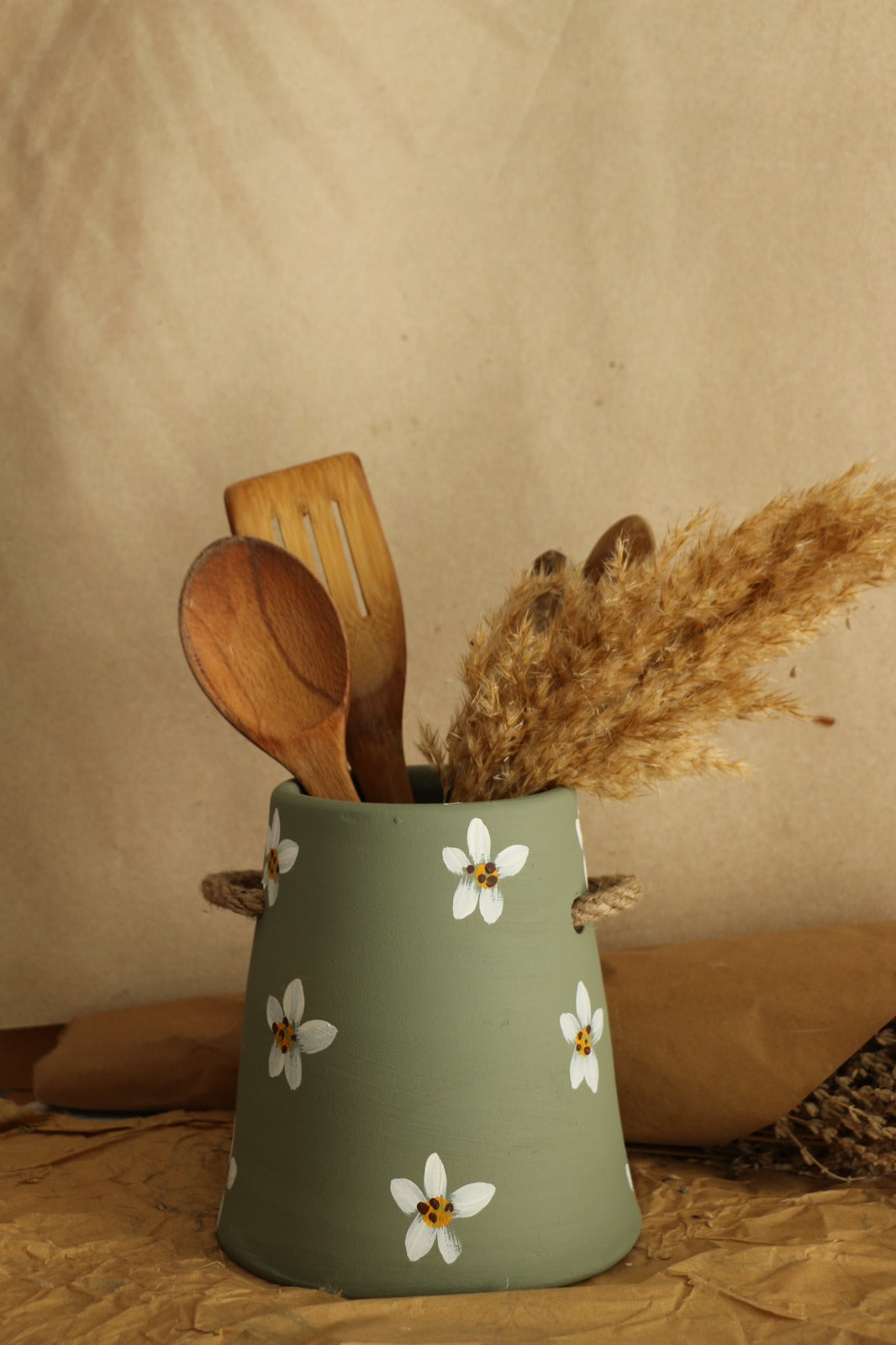 Büyük Boy Hasır Kulp Detaylı Papatyalı El Yapımı Dekoratif Vazo & Kaşıklık