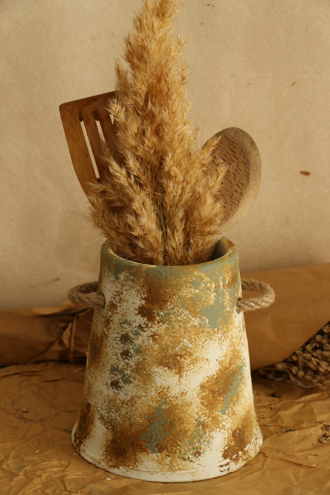 Eskitme Büyük Boy Hasır Kulp Detaylı Kahve Çizgili El Yapımı Dekoratif Vazo & Kaşıklık