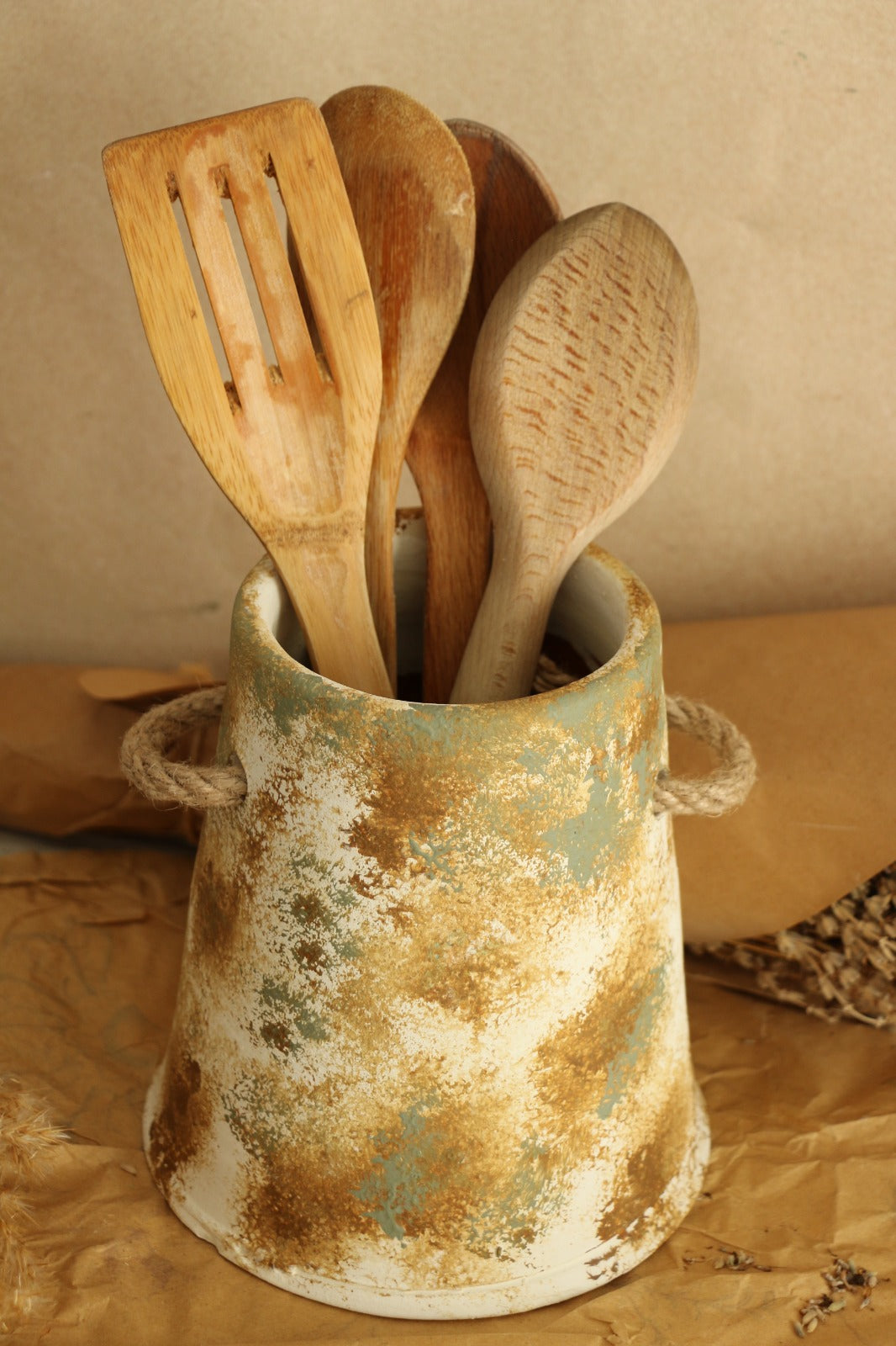 Eskitme Büyük Boy Hasır Kulp Detaylı Kahve Çizgili El Yapımı Dekoratif Vazo & Kaşıklık