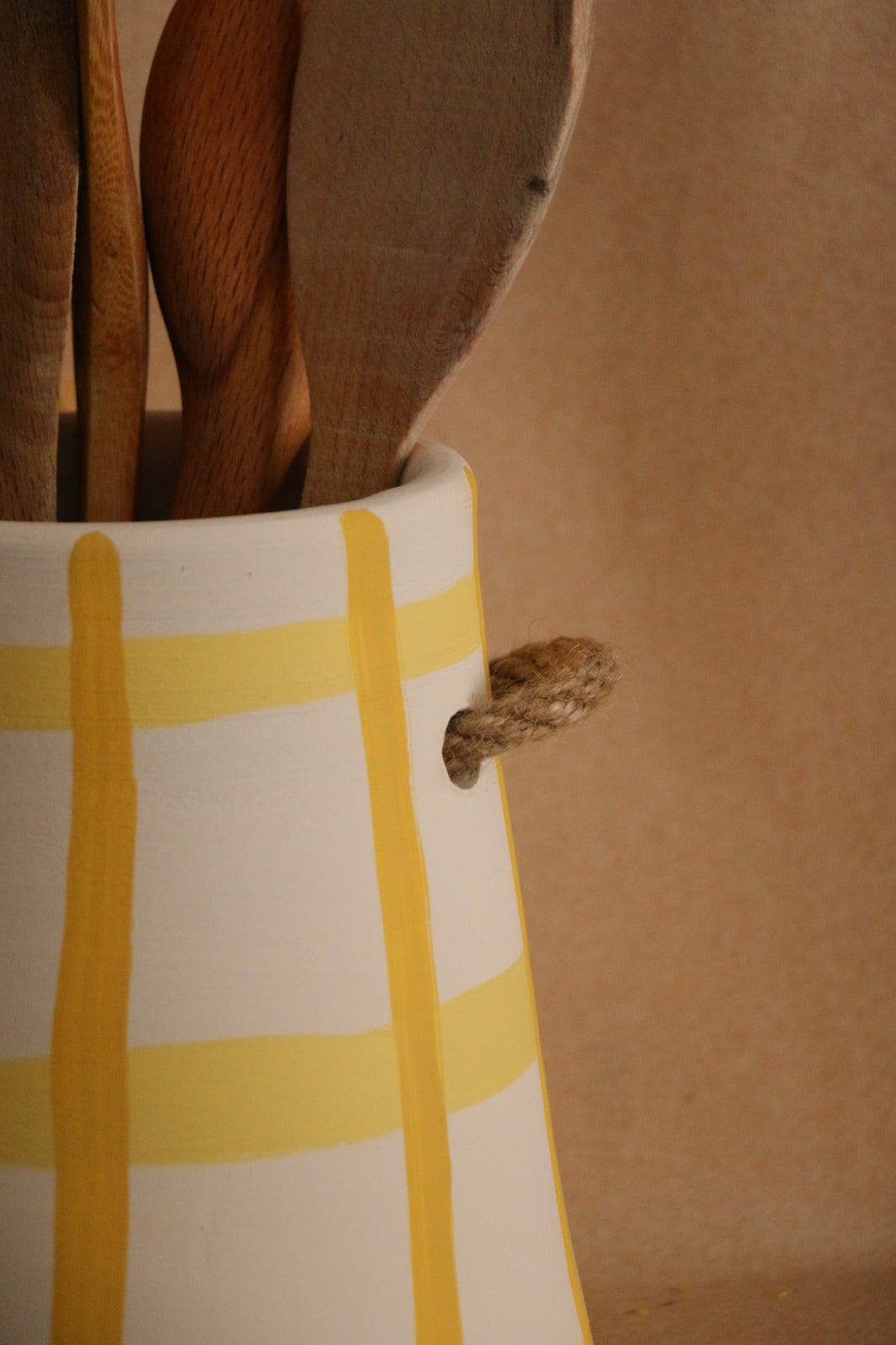 Büyük Boy Hasır Kulp Detaylı Çizgili El Yapımı Dekoratif Vazo & Kaşıklık