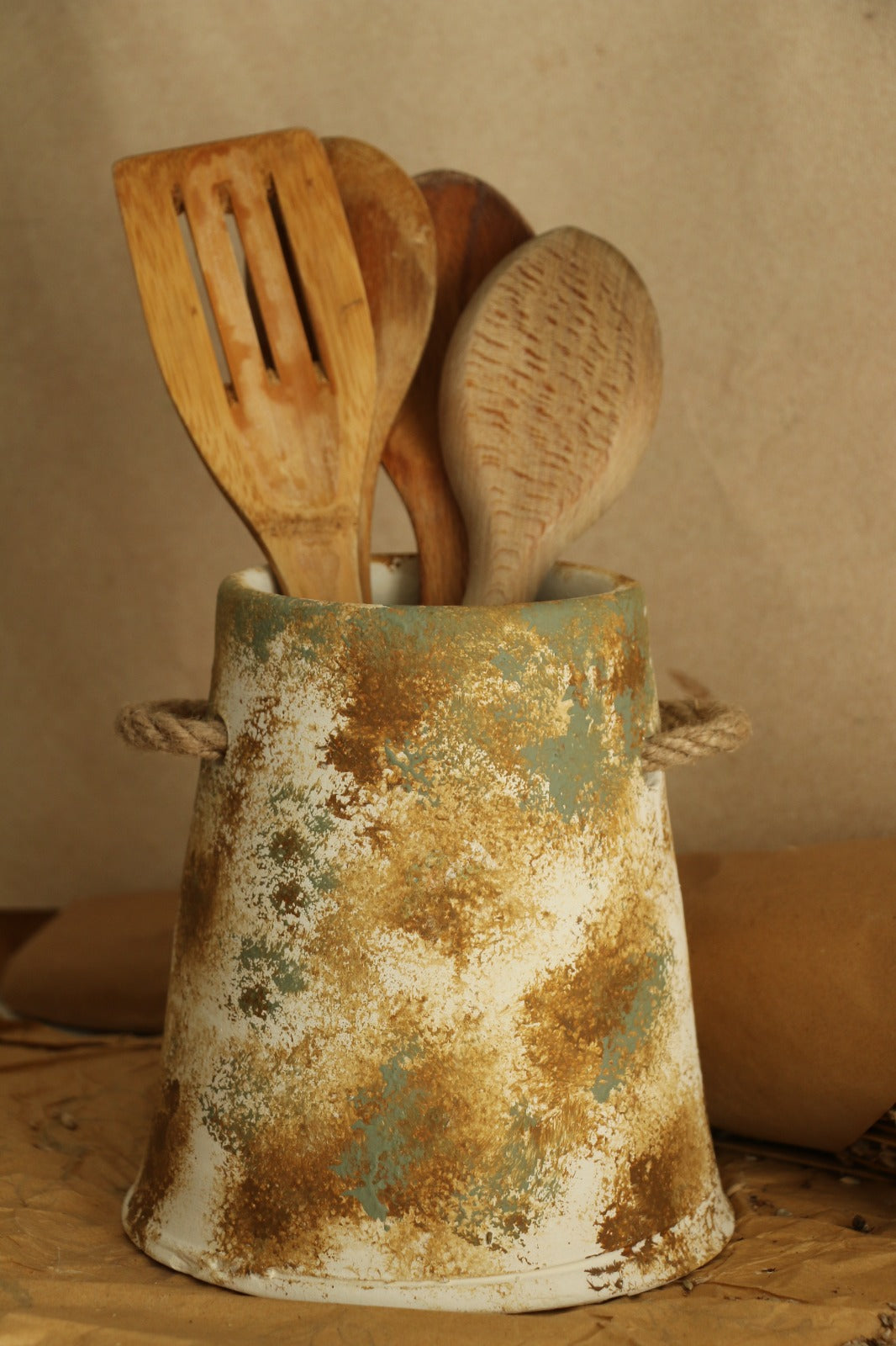 Eskitme Büyük Boy Hasır Kulp Detaylı El Yapımı Dekoratif Vazo & Kaşıklık