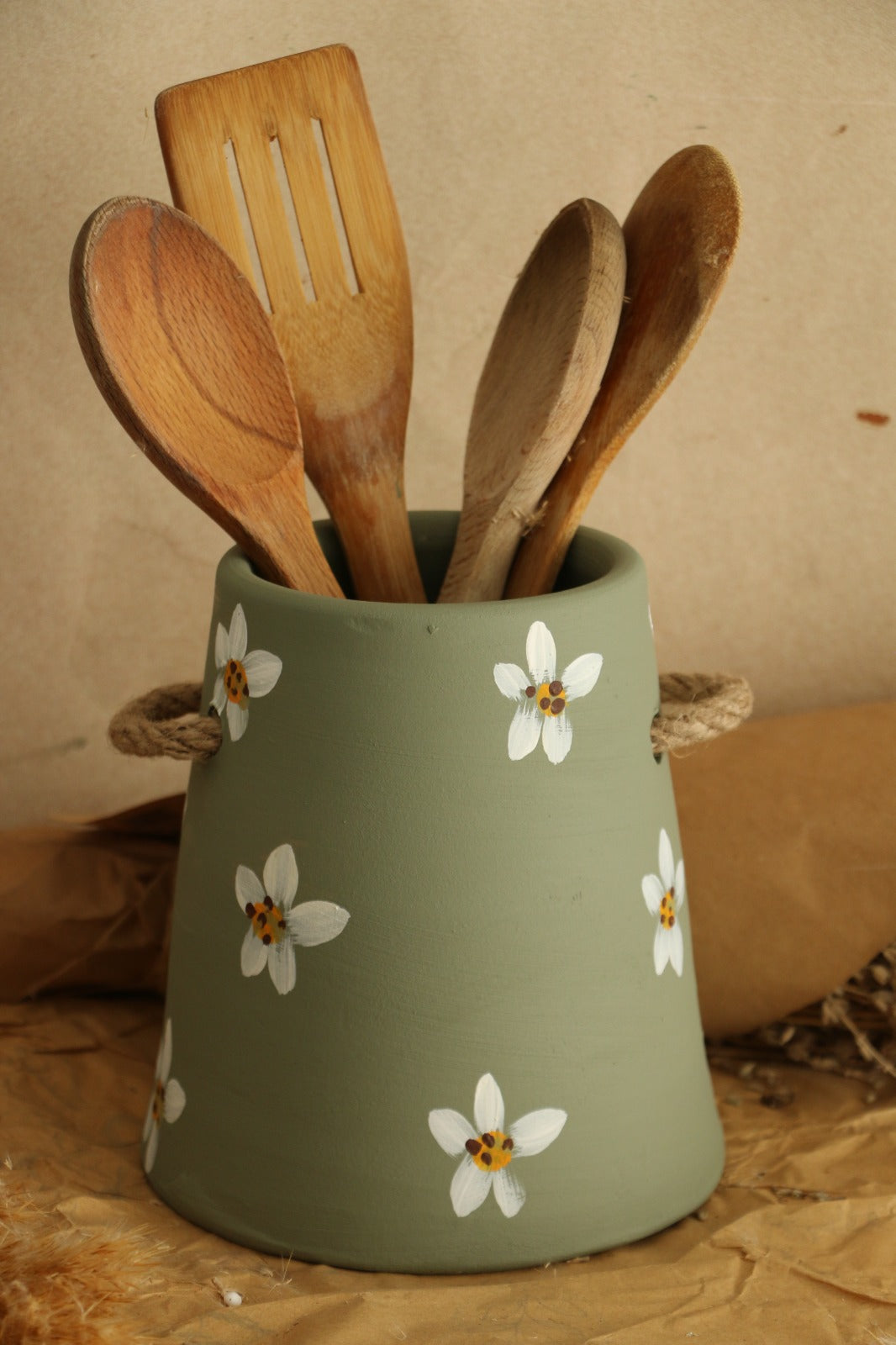 Büyük Boy Hasır Kulp Detaylı Papatyalı El Yapımı Dekoratif Vazo & Kaşıklık