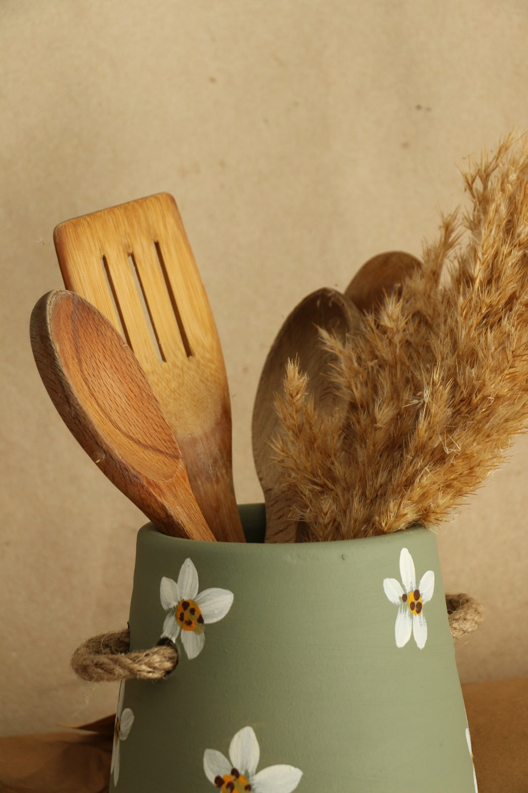 Büyük Boy Hasır Kulp Detaylı Papatyalı El Yapımı Dekoratif Vazo & Kaşıklık