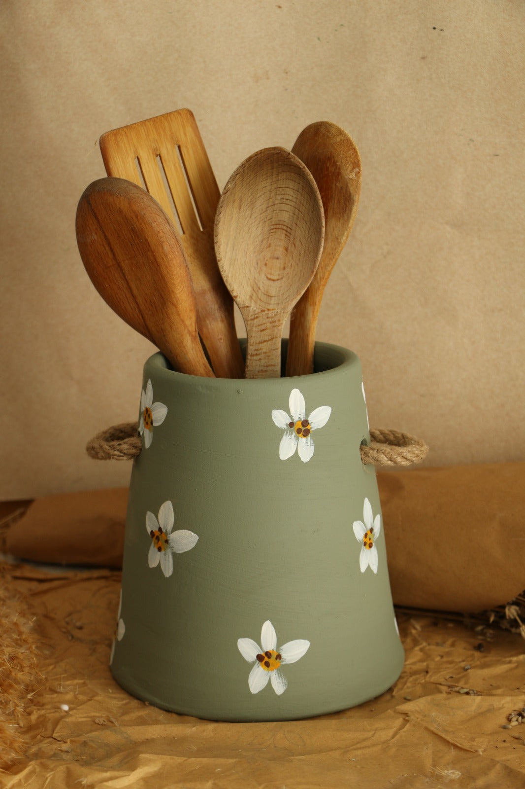 Büyük Boy Hasır Kulp Detaylı Papatyalı El Yapımı Dekoratif Vazo & Kaşıklık