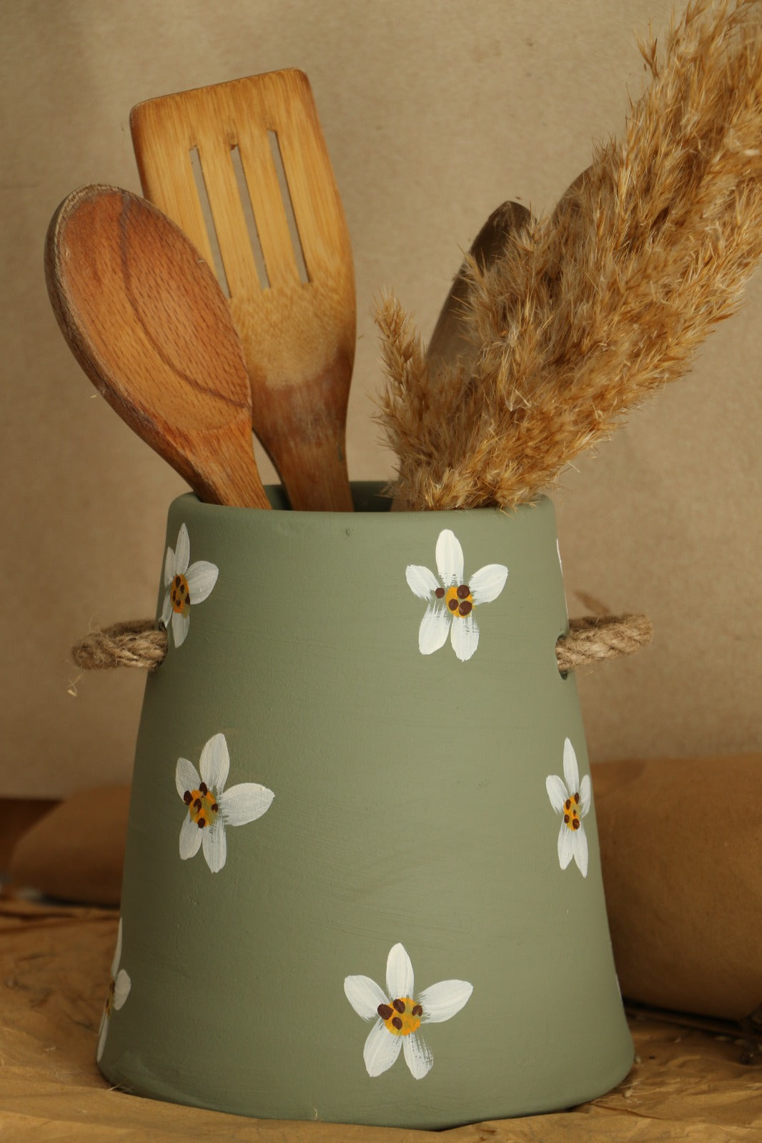 Büyük Boy Hasır Kulp Detaylı Papatyalı El Yapımı Dekoratif Vazo & Kaşıklık