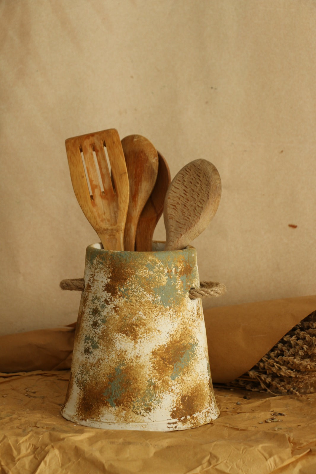 Eskitme Büyük Boy Hasır Kulp Detaylı Kahve Çizgili El Yapımı Dekoratif Vazo & Kaşıklık