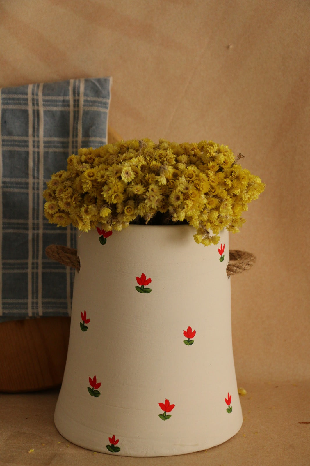 Büyük Boy Hasır Kulp Detaylı Çiçekli El Yapımı Dekoratif Vazo & Kaşıklık